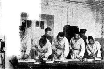 СВВМИУ (Голландия) :: Практические занятия по паянию проводят А.Ф.Сумерин и  И.И.Дробин.  Фото   1955 г.