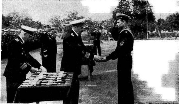 СВВМИУ (Голландия) :: Адмирал С.Г. Кучеров вручает офицерские погоны и кортик Е.П.Воеводину, первому выпускнику, окнончившему училище с золотой медалью. Фото 1956 г.