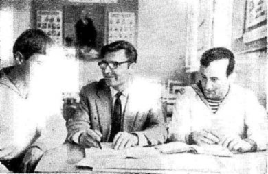 СВВМИУ (Голландия) :: М. П. Заболотний проводит консультацию по политэкономии. Фото 1970 г.