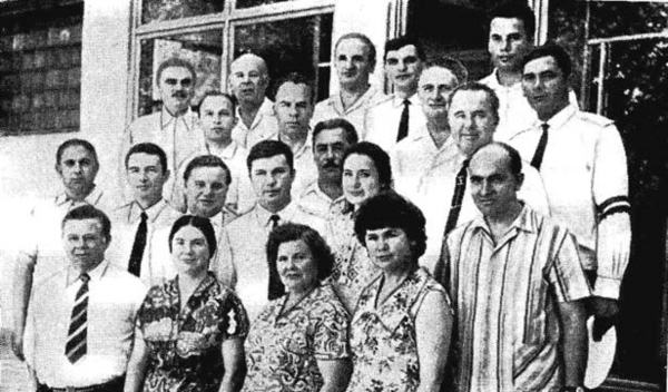 СВВМИУ (Голландия) :: Группа сотрудников отличной лаборатории, завоевавшей звание коллектива коммунистического труда. Фото 1976 г.