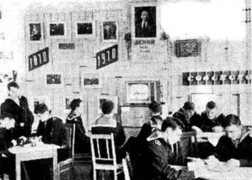 СВВМИУ (Голландия) :: В одной из ленинских комнат в дни подготовки к  100-летаю со дня рождения В. И. Ленина.