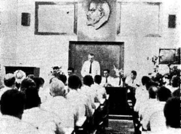 СВВМИУ (Голландия) :: Заседание Государственной экзаменационной комиссии под председательством  вице-адмирала-инженера В. Г. Новикова. Фото 1975 г.